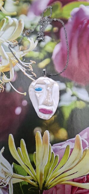 Wisiorek porcelanowa maska różowo niebieska